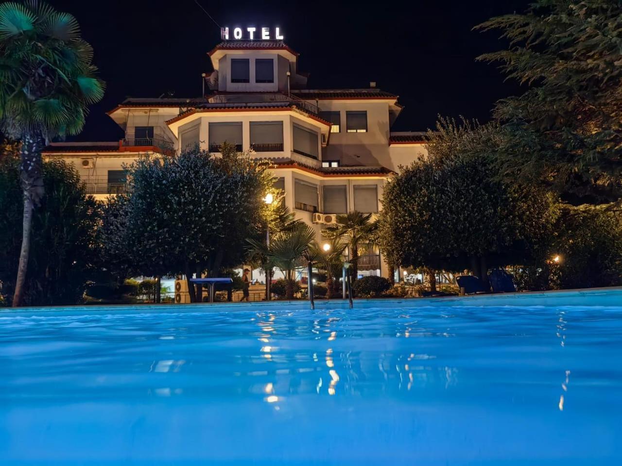 Hotel Parku I Palmave Gjirokastër Esterno foto
